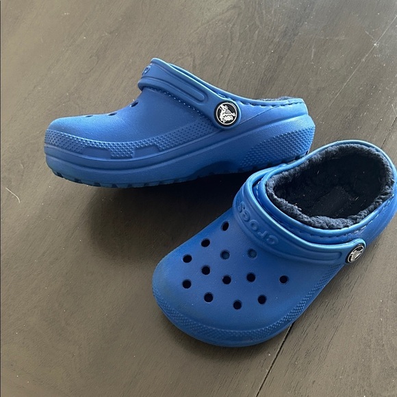 CROCS Kids Vibrant Blue Slippers with Sherpa insole - Picture 2 of 6